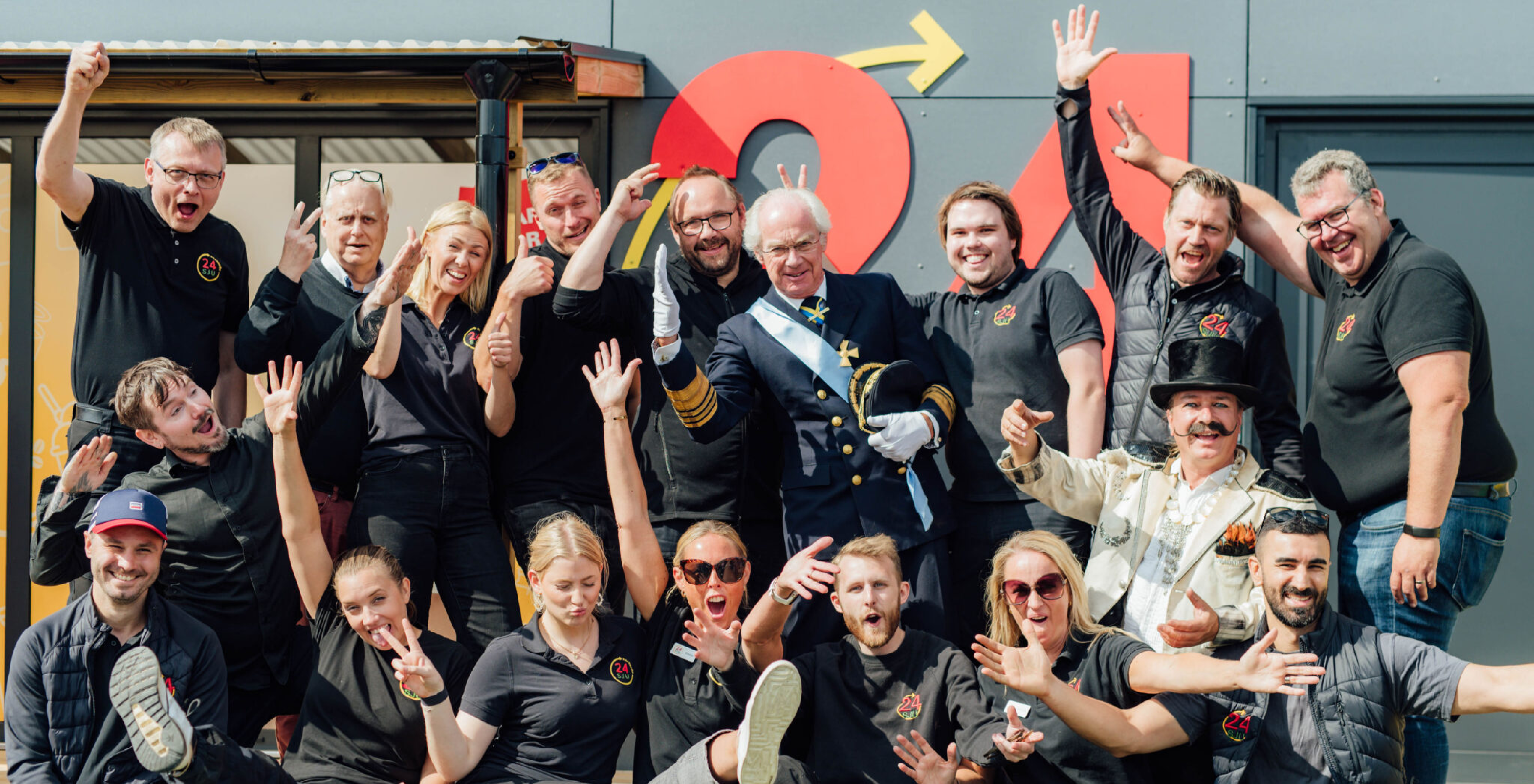 The entire 24SJU Team